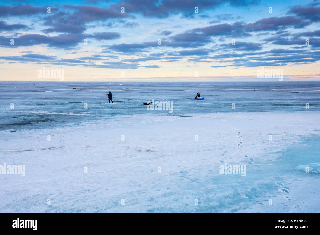 Pesca sul ghiaccio sul Lago Winnipeg in Manitoba, Canada Foto Stock