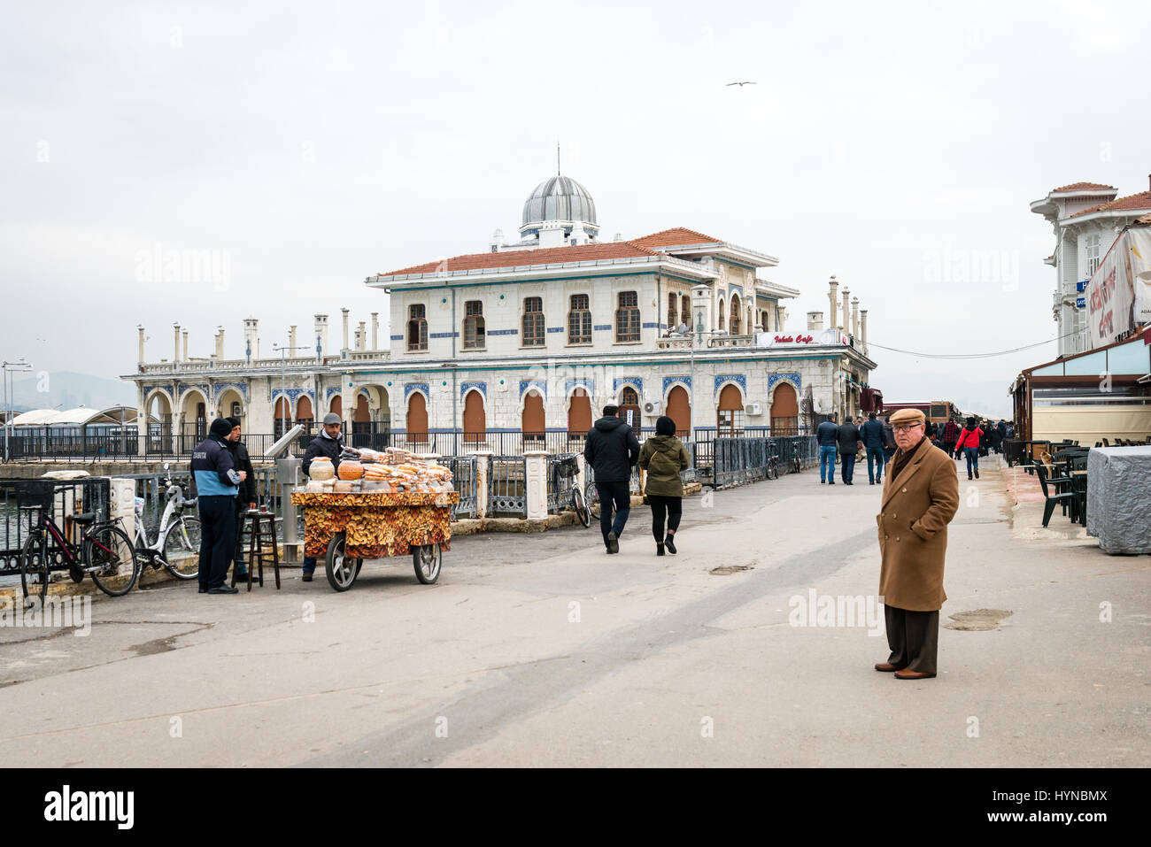 Buyukada, Turchia - 22 Gennaio 2017: la gente camminare vicino a Buyukada porto del Mar di Marmara. Buyukada è la più grande isola del Princes' Islan Foto Stock