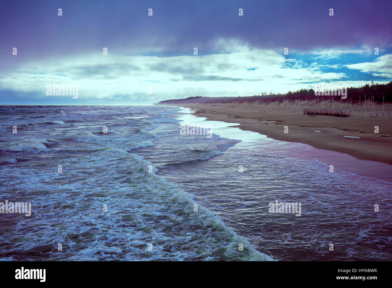 Riva del mare durante le tempeste. Bellissimo cielo drammatico sulla spiaggia. Foto Stock