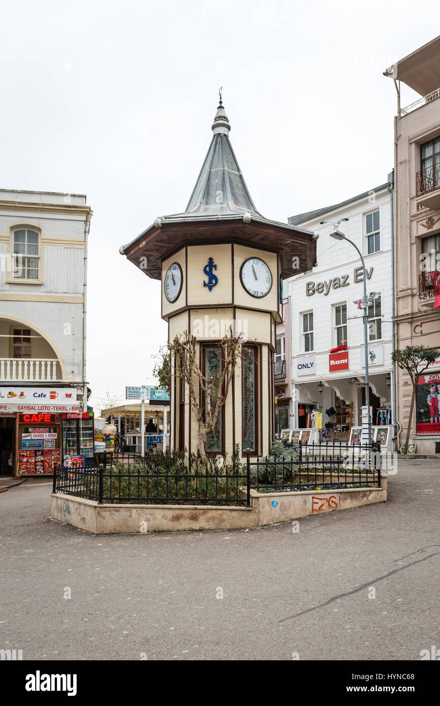 Buyukada, Turchia - 22 Gennaio 2017: Torre dell'orologio sulla piazza del mercato a Buyukada che è la più grande isola di Isole dei Principi nei pressi di Istanbul. È Foto Stock