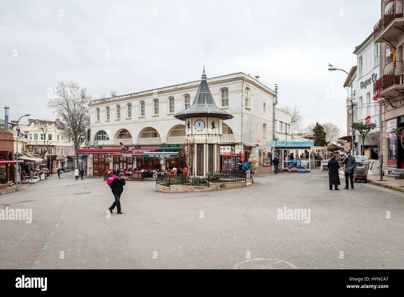 Buyukada, Turchia - 22 Gennaio 2017: la gente camminare vicino a torre dell orologio sulla piazza del mercato a Buyukada che è la più grande isola del Princes' Isla Foto Stock