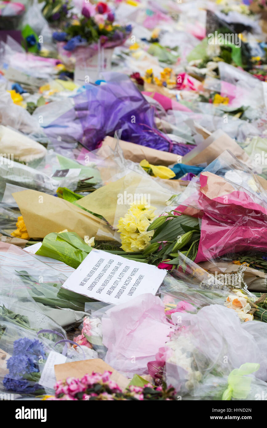 Omaggi floreali in Westminster al di fuori della casa del parlamento Dopo il terrorismo attacco di Khalid Masoods. Londra. 2017 Foto Stock