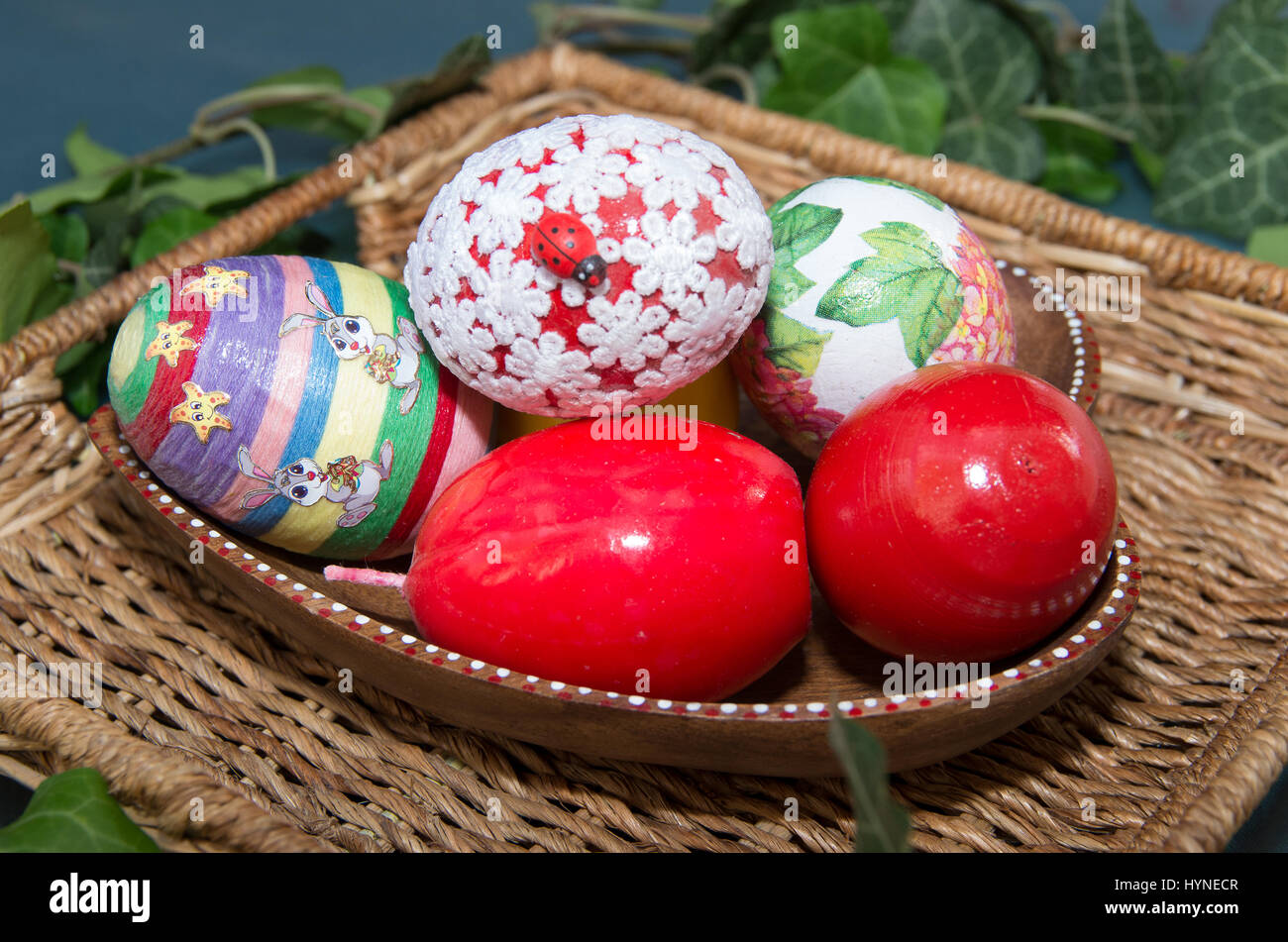 Colorate le uova di pasqua in un vaso di ceramica. Foto Stock