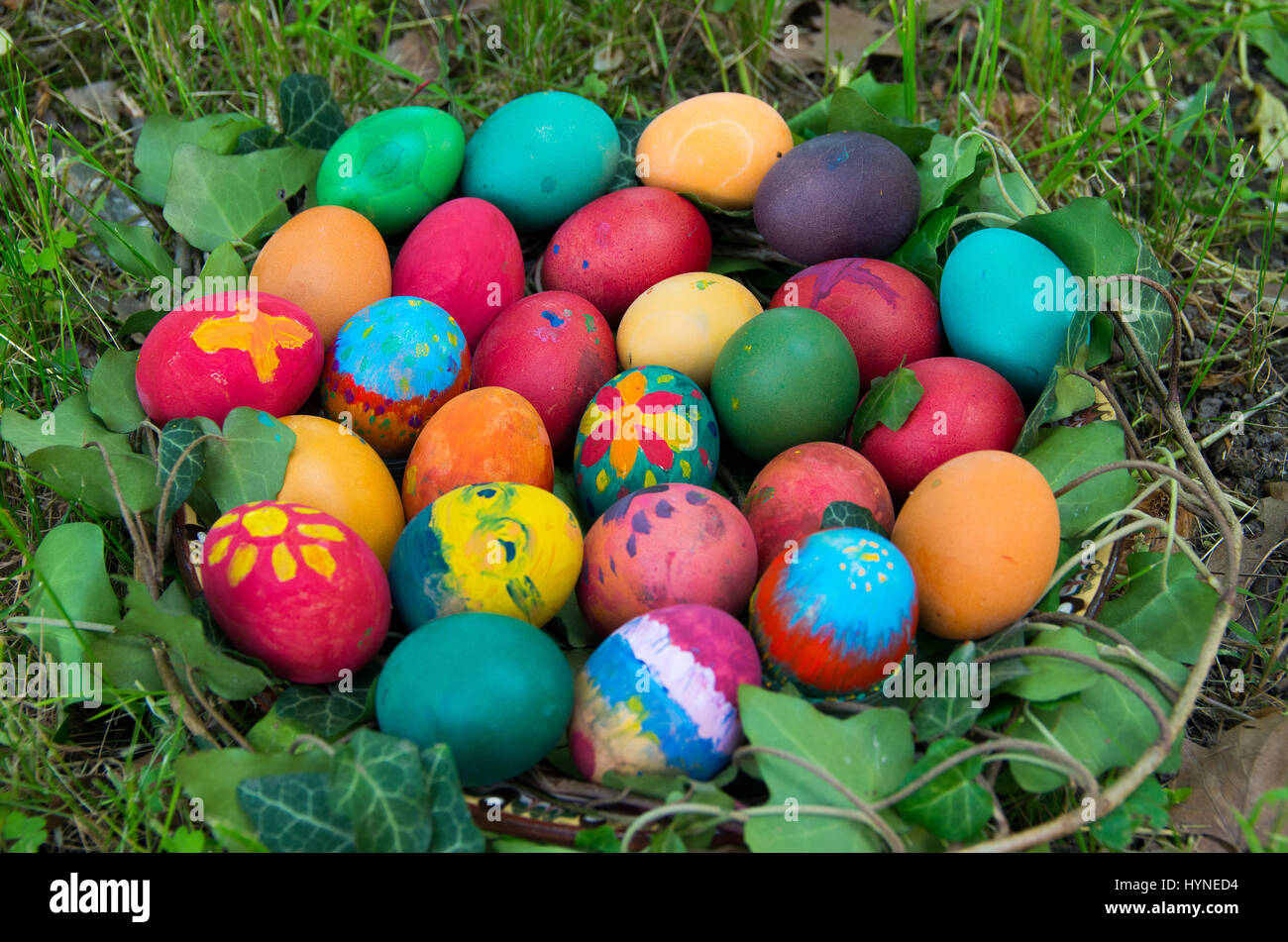 Dipinto a mano le uova di Pasqua nascosto sull'erba pronto per la Pasqua. Foto Stock