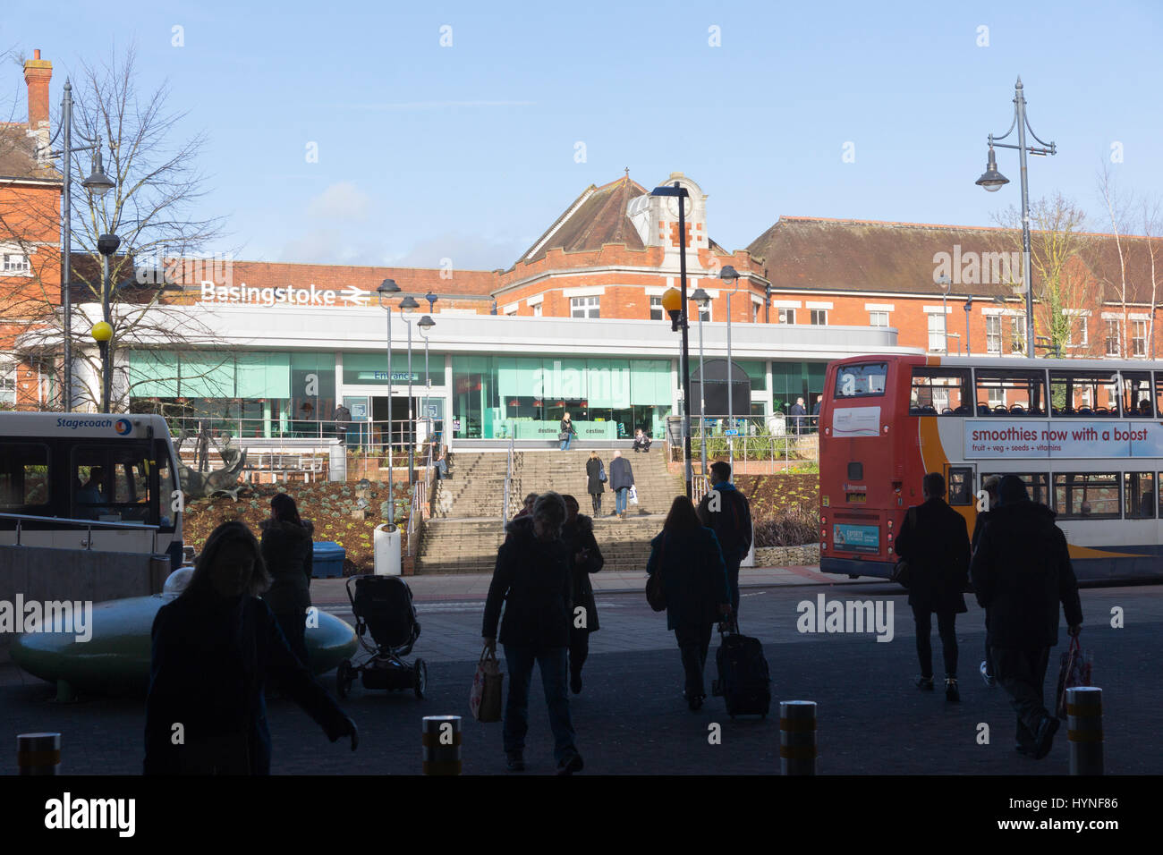 Gli amanti dello shopping in direzione Milano stazione ferroviaria, Hampshire Foto Stock