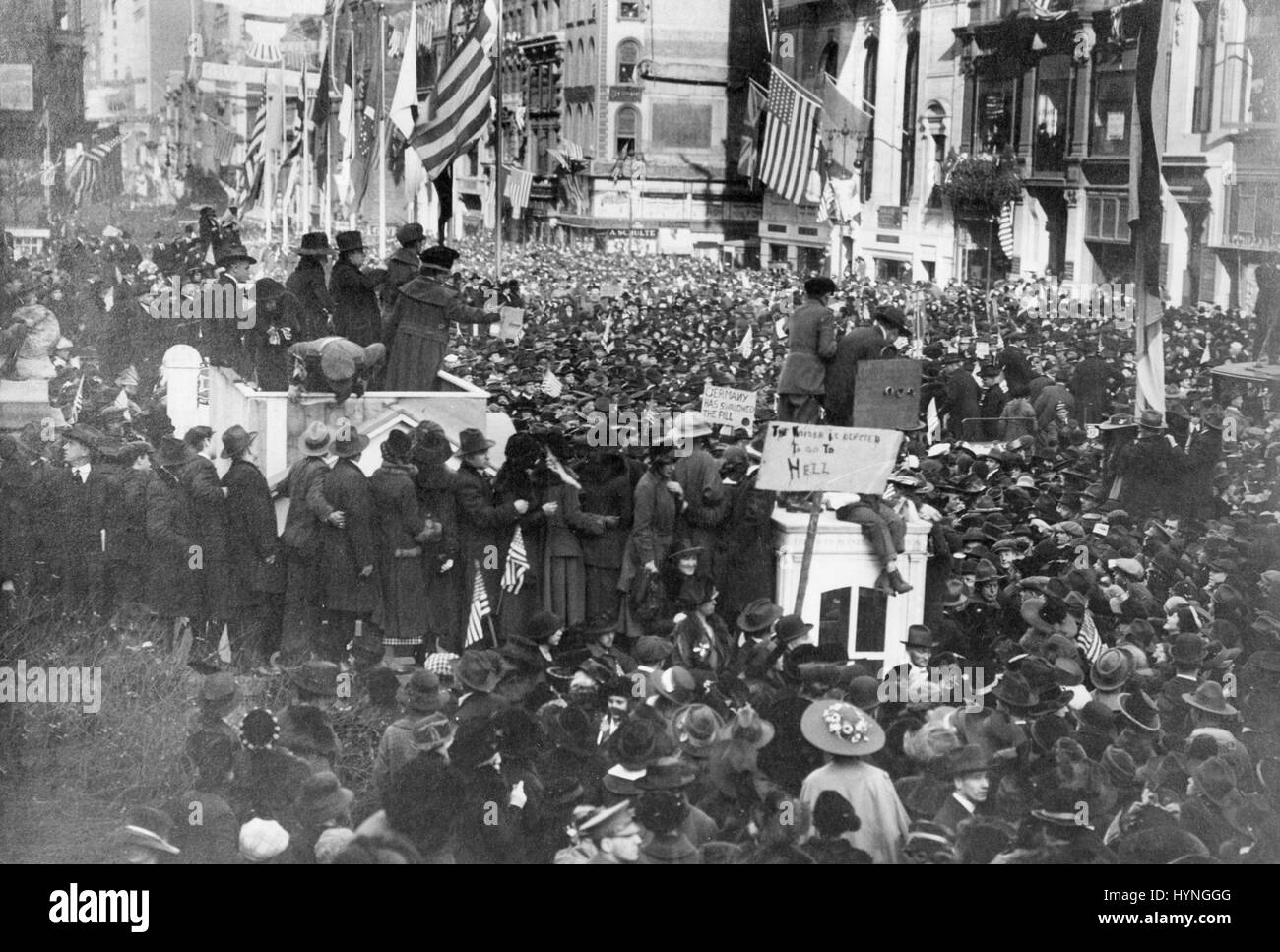 La prima guerra mondiale il giorno dell'Armistizio celebrazione. Wild folle sono mostrati nella parte anteriore del New York Public Llibrary. New York, 1918. Foto Stock