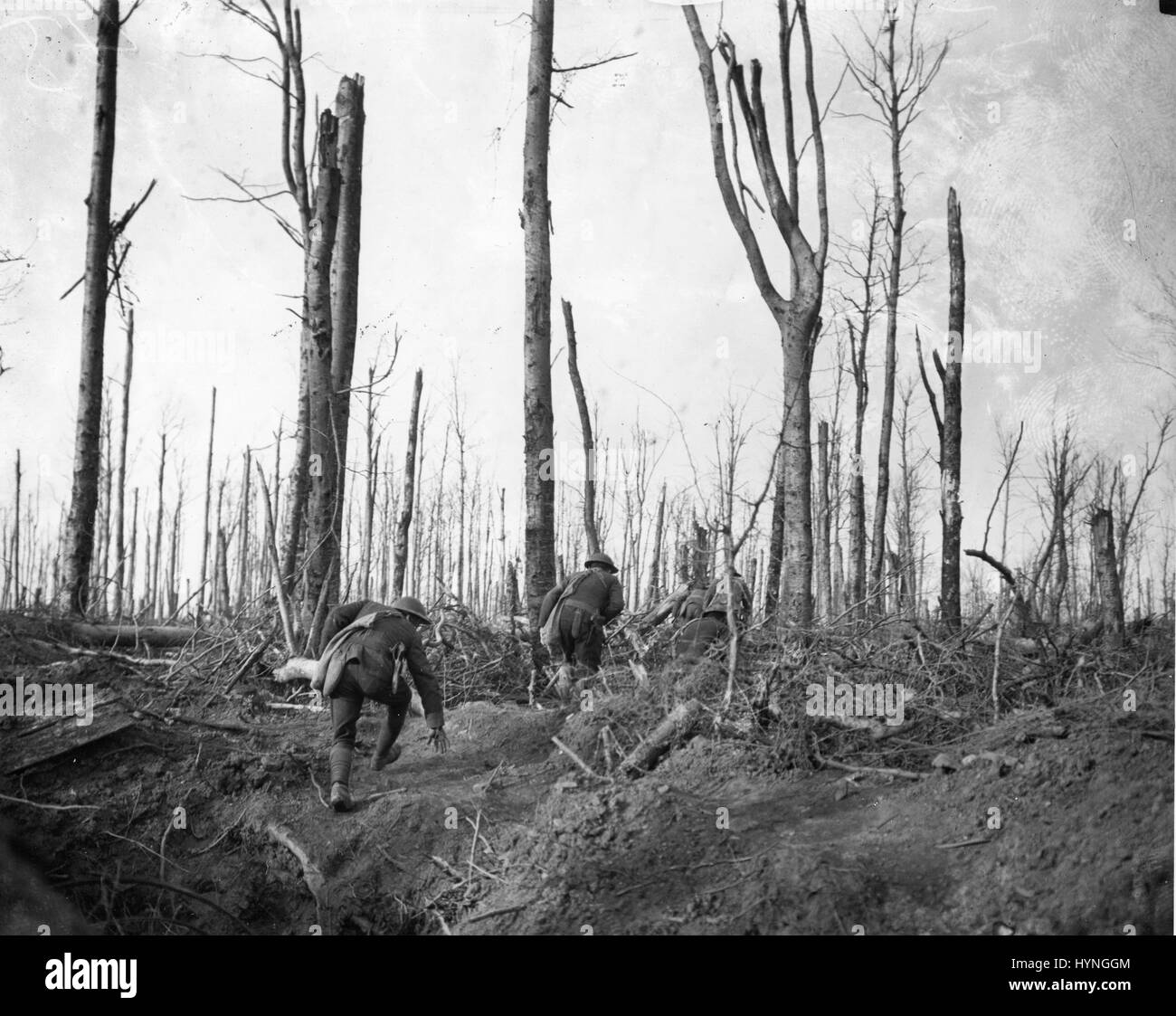 Truppe americane dal 168fanteria, con i loro alleati francesi, compongono una razzia delle parti rendendo il loro modo per la trincea Mecklenbourg. Questo scavo è stato catturato in un ex raid. Francia, 17 marzo 1918. Foto Stock