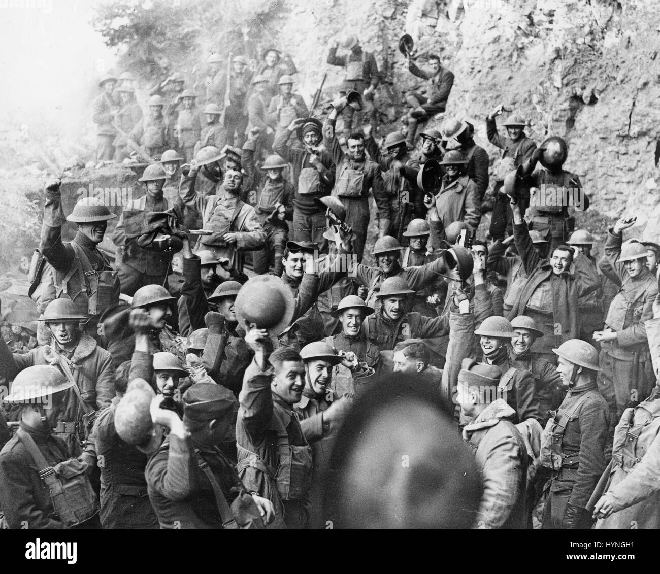 News della fine della I Guerra Mondiale è accolto con gioia dagli uomini della US 64th regt. Inf 7, Div. Min de Jaulny, Meurthe et Moselle, Francia, Nov 11, 1918. Foto Stock