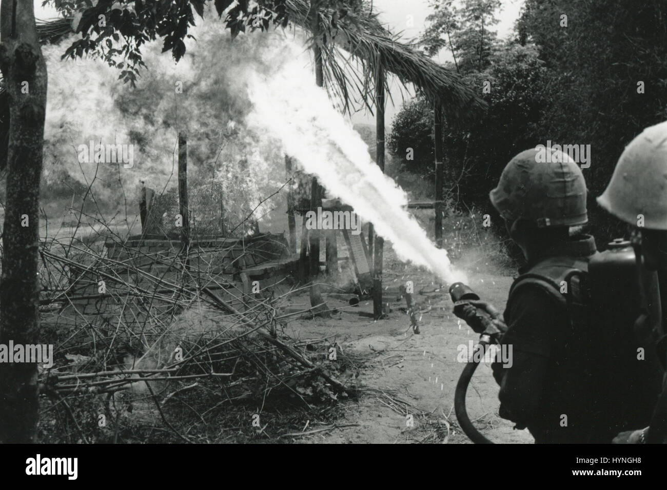 Marines usando un lanciafiamme per distruggere una struttura durante il funzionamento Nuovo castello. Il Vietnam, Marzo 26, 1967. Foto Stock