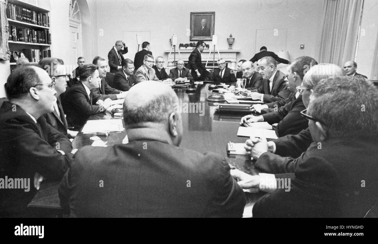 Il presidente Lyndon B. Johnson si incontra con il suo gabinetto e gli altri consulenti. Washington, DC, 4/1/66. Foto Stock