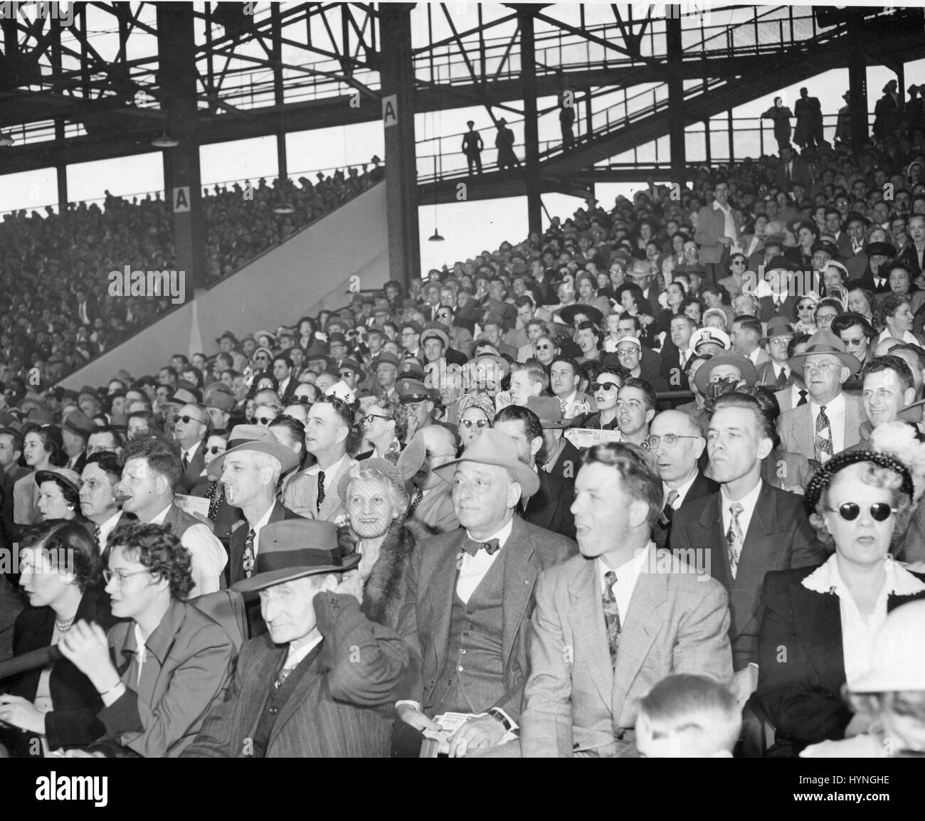 Vista la folla di Griffith Stadium al gioco di apertura del 1950 stagione di baseball. Washington, DC, 1950. Foto Stock