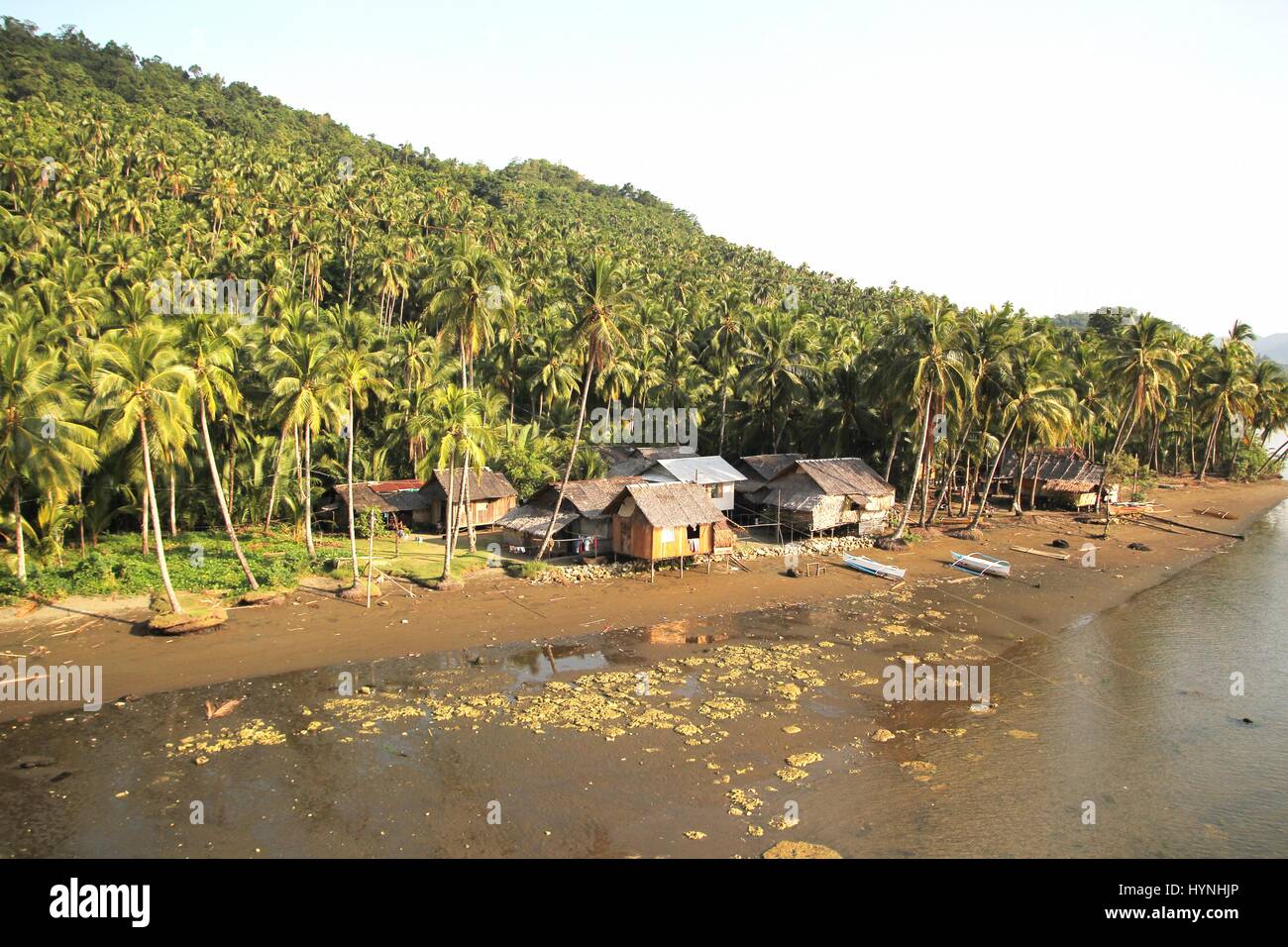 Riverside village, Carrascal, Surigao del Sur Nipa capanne lungo il fiume può essere visto da zip line a Carrascal, Surigao del Sur, Filippine. Foto Stock