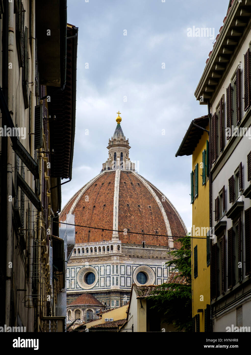 Firenze, Italia - CIRCA NEL MAGGIO 2015: Duomo di Firenze. Cattedrale di Santa Maria del Fiore come si vede dalle strade. Foto Stock