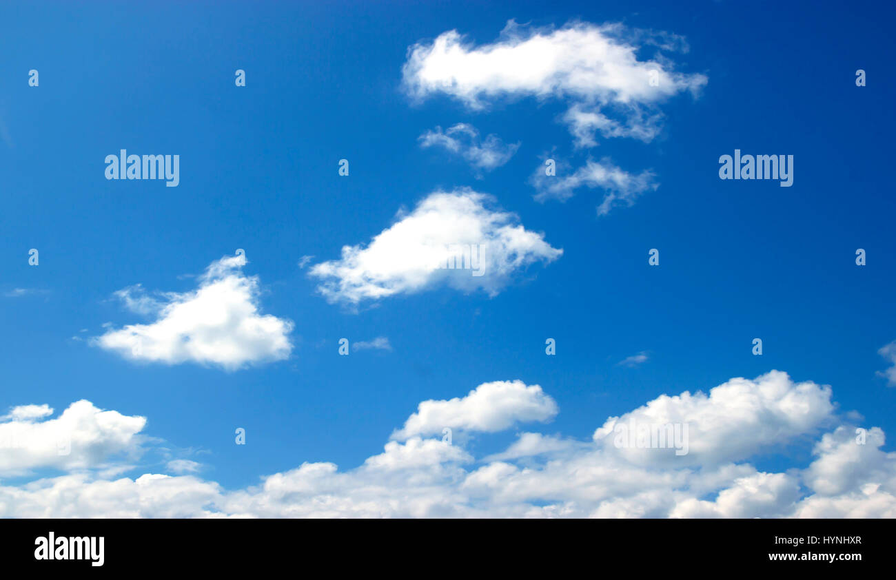 Sky, il bianco delle nuvole sfondo natura astratta, aria fresca. Foto Stock