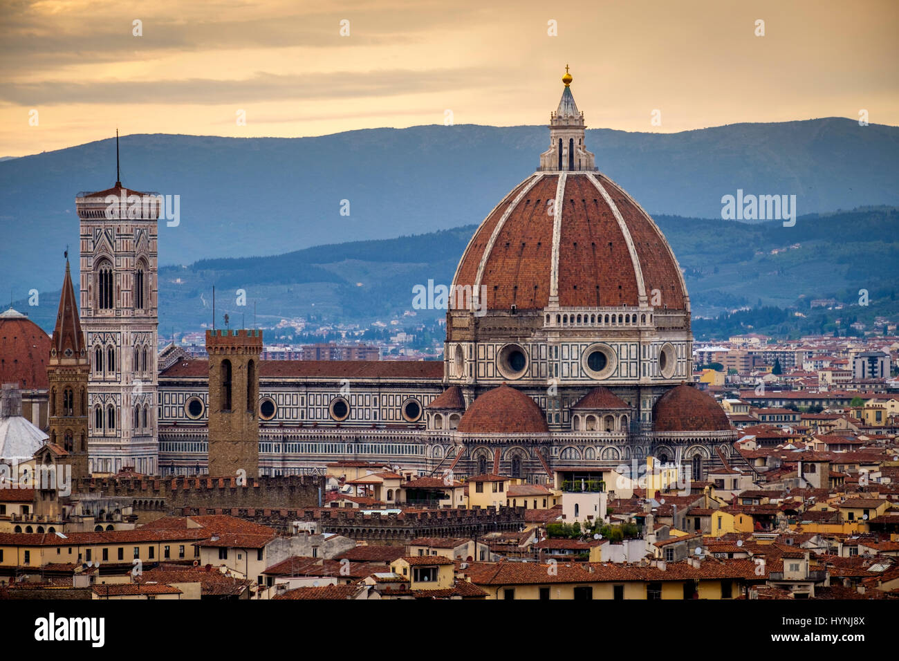 Firenze, Italia - CIRCA NEL MAGGIO 2015: Firenze Duomo di Santa Maria del Fiore, conosciuta come il Duomo, al tramonto visto da Piazza Michelangelo Foto Stock