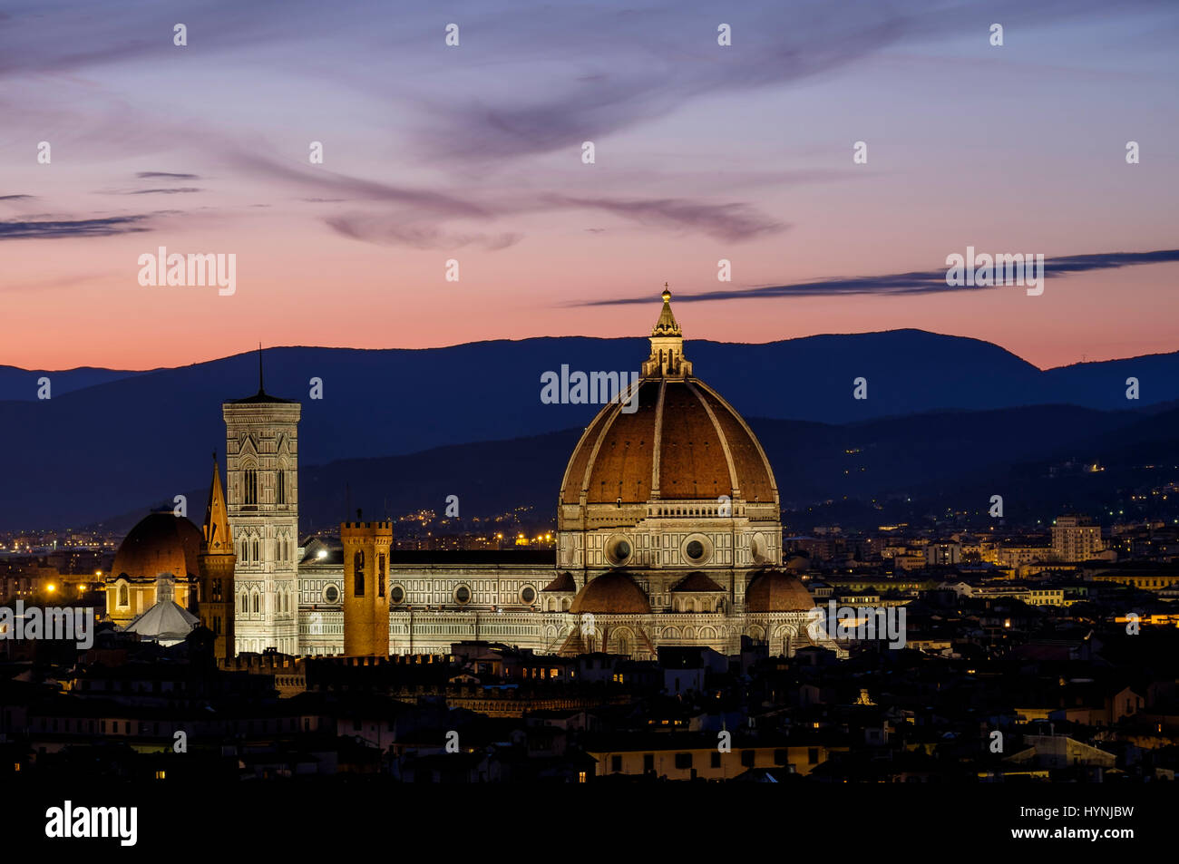 Firenze, Italia - CIRCA NEL MAGGIO 2015: Firenze Duomo di Santa Maria del Fiore, conosciuta come il Duomo, al tramonto visto da Piazza Michelangelo Foto Stock