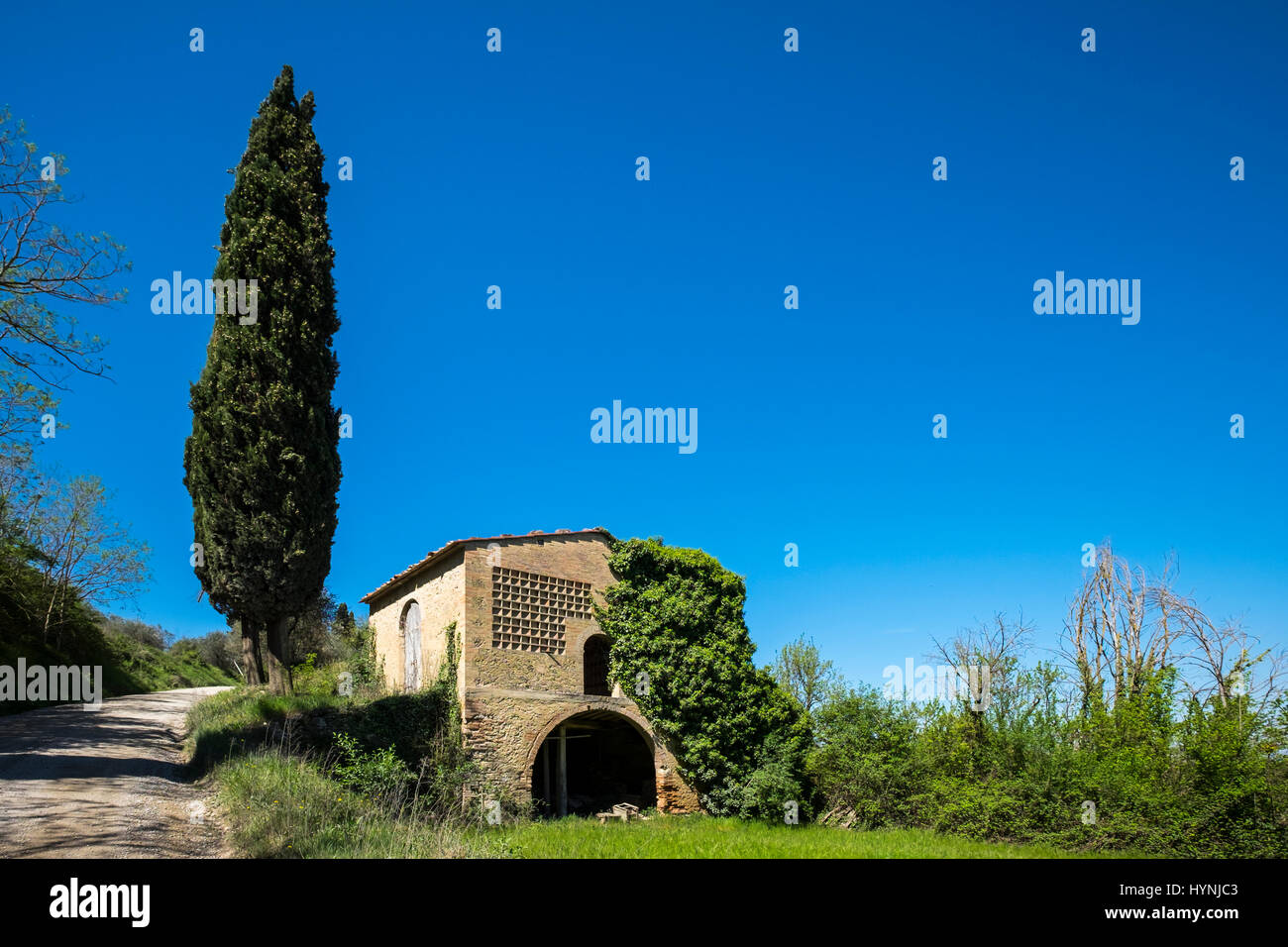 SAN GIMIGNANO, Italia - CIRCA NEL MAGGIO 2015: casa abbandonata vicino a San Gimignano in Toscana Foto Stock
