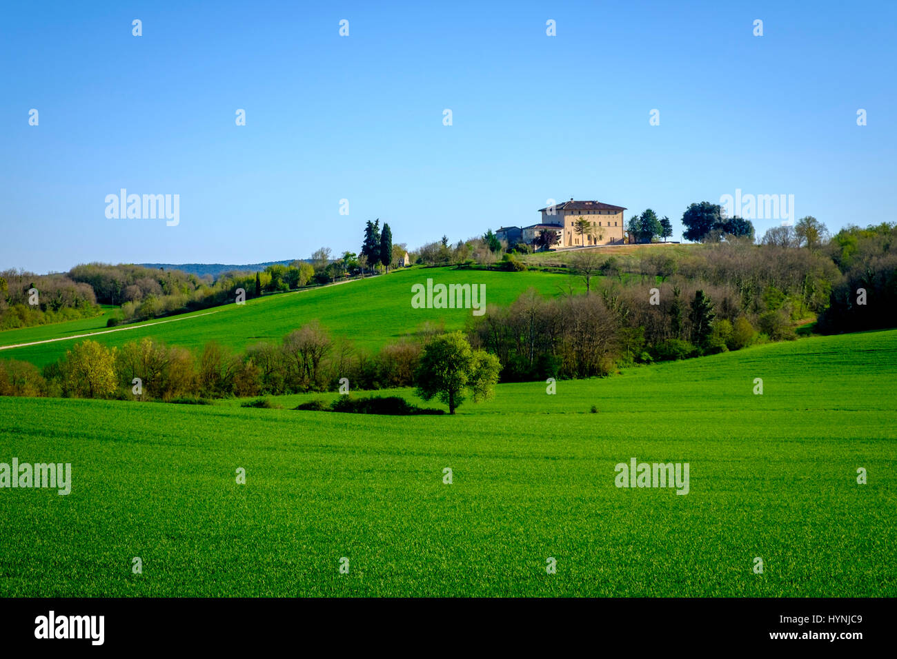 MONTERIGGIONI, Italia - CIRCA NEL MAGGIO 2015: casa sulle colline vicino a San Gimignano in Toscana Foto Stock