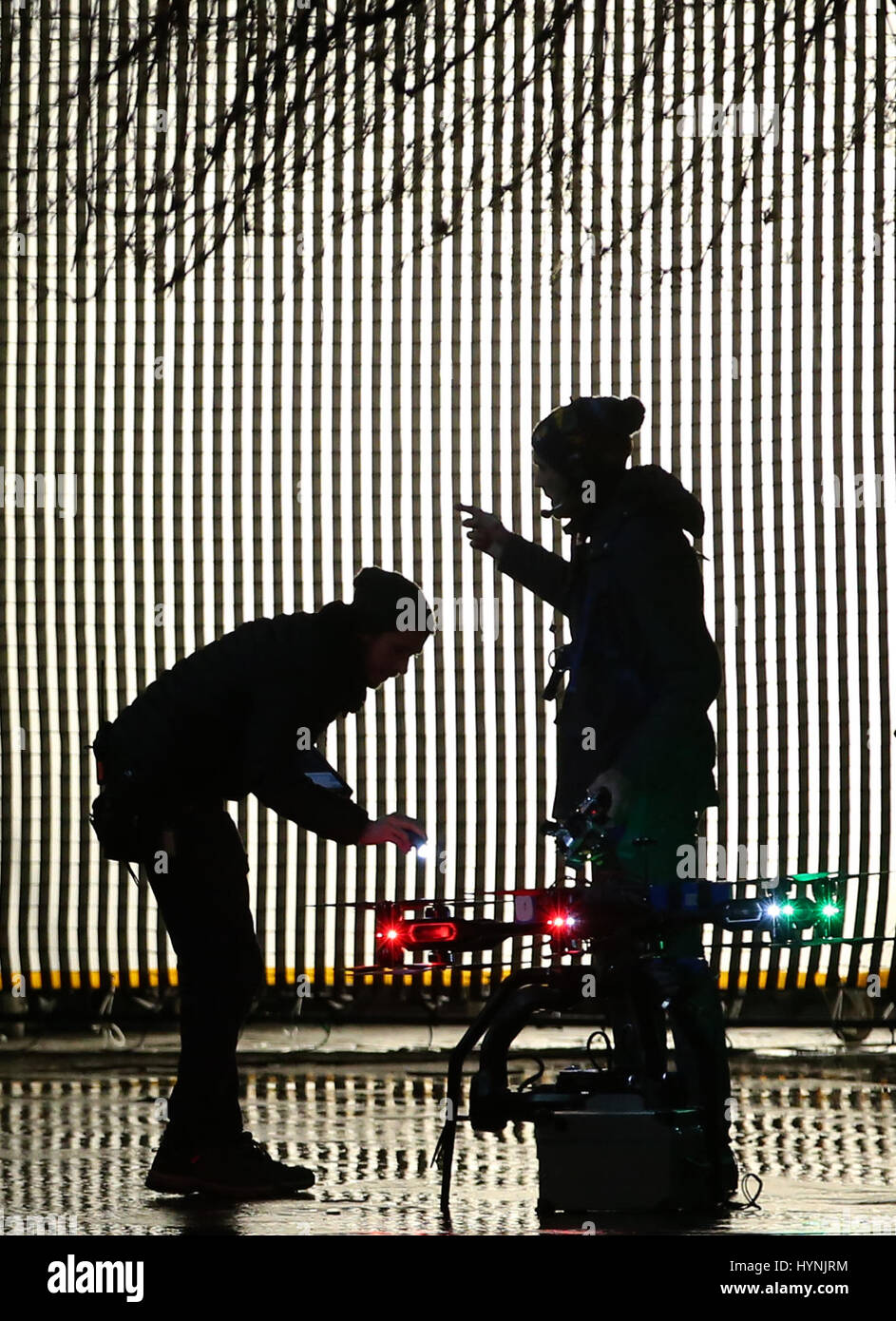 Film i membri di equipaggio sul set di i vendicatori: guerra infinita preparare una telecamera drone per notte-tempo a filmare sul Royal Mile di Edimburgo. Foto Stock