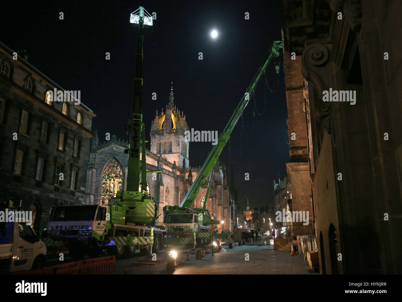 La Cattedrale di St Giles sul Royal Mile di Edimburgo, è illuminata per formare parte del set durante le riprese del film di Hollywood i vendicatori: guerra infinita. Foto Stock