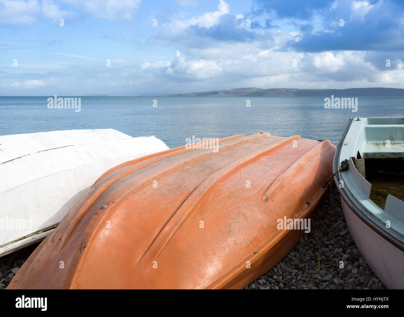 Barche capovolta su un stoney beach Foto Stock