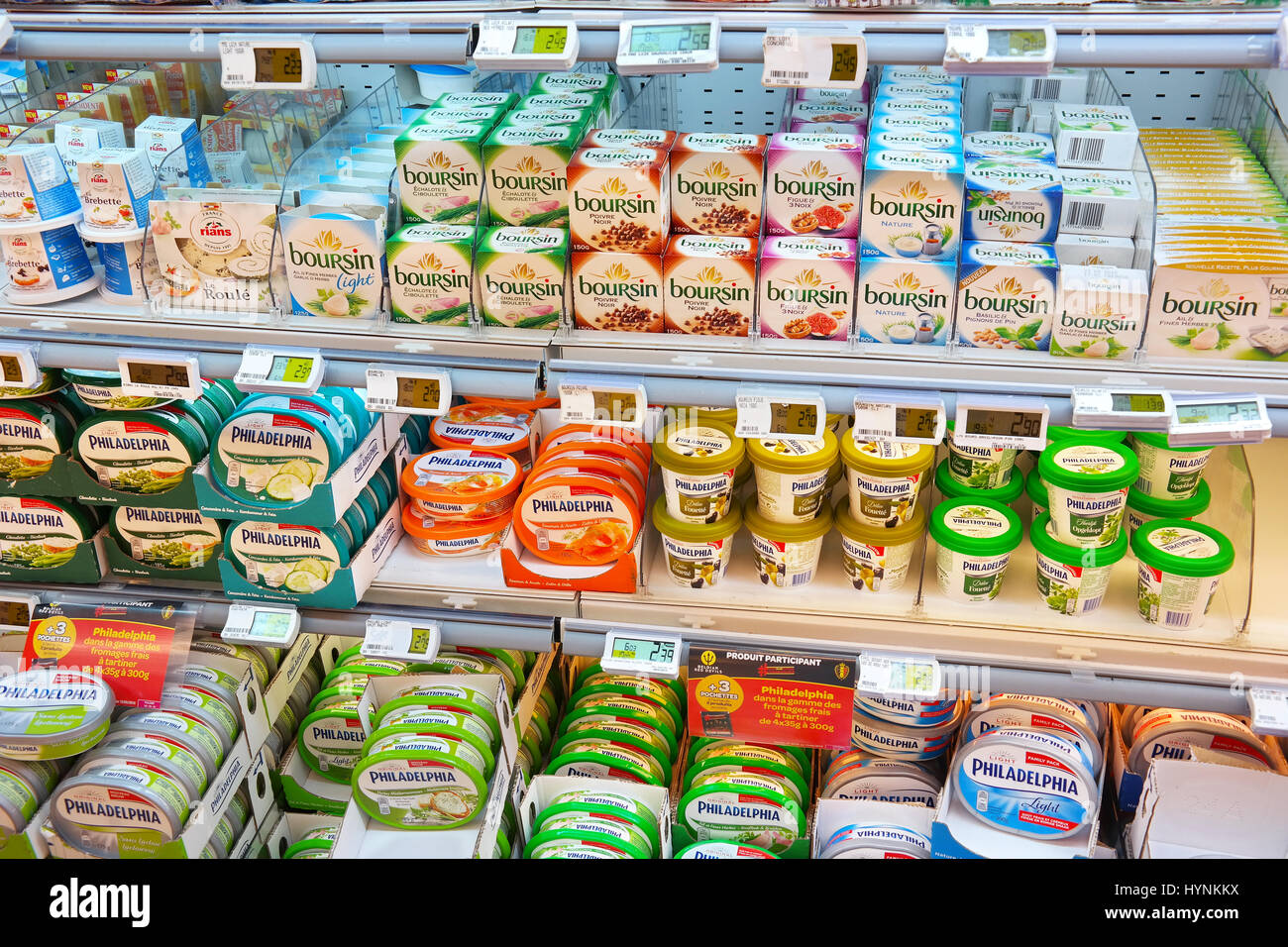 Varie confezioni di crema di formaggio in un negozio Foto Stock