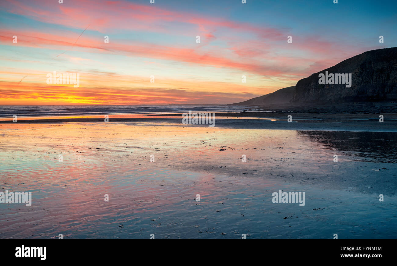 Tramonto sulla spiaggia di Dunraven Bay nei pressi di Bridgend, nel Galles Foto Stock