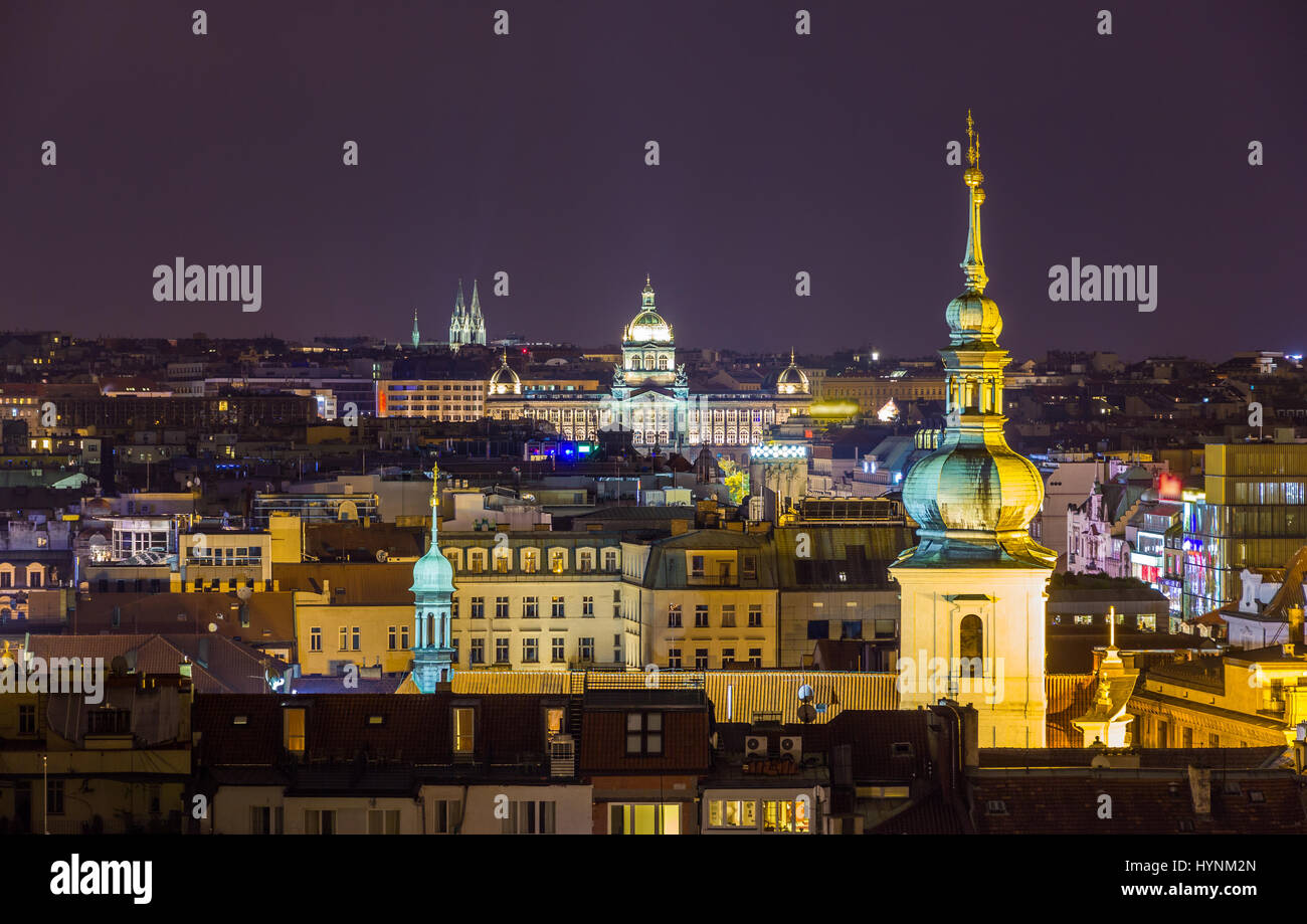 Vista notturna da Praga town hall per il Museo Nazionale Foto Stock