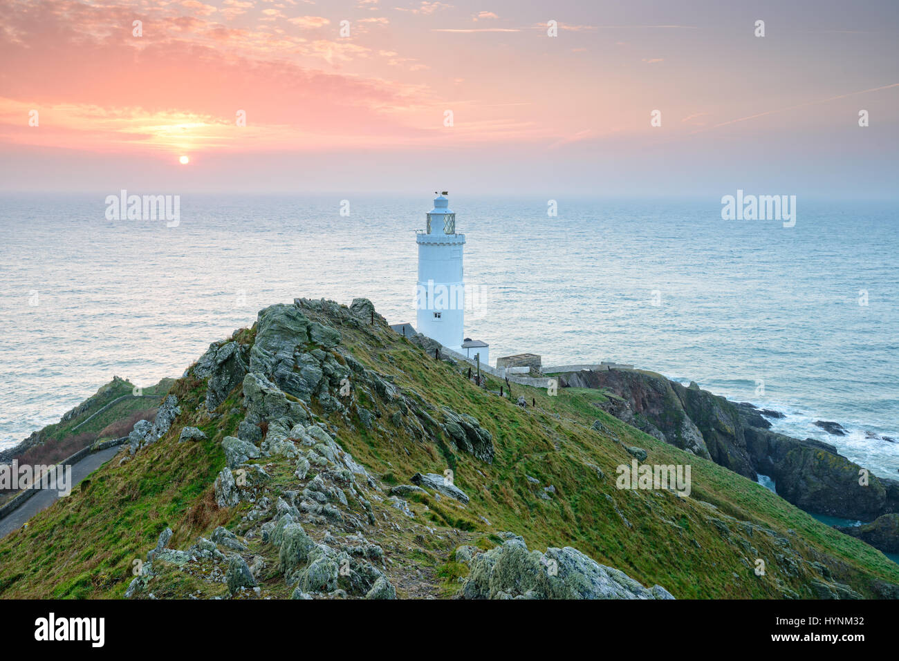 Sunrise al punto iniziale faro sulla costa sud del Devon Foto Stock