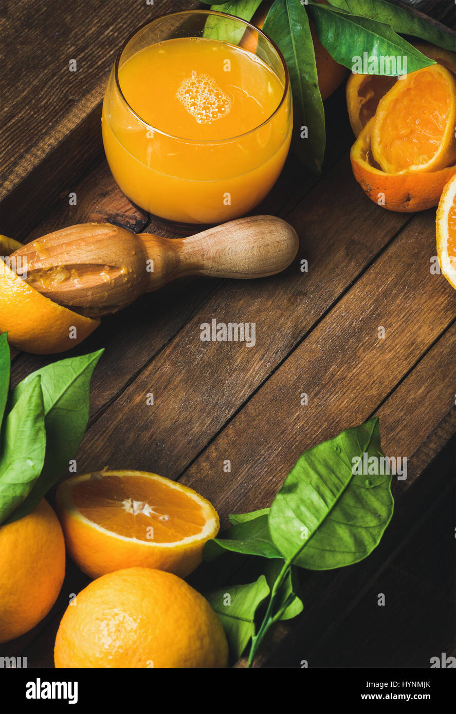 Bicchiere di spremuta fresca e arance fresche Foto Stock