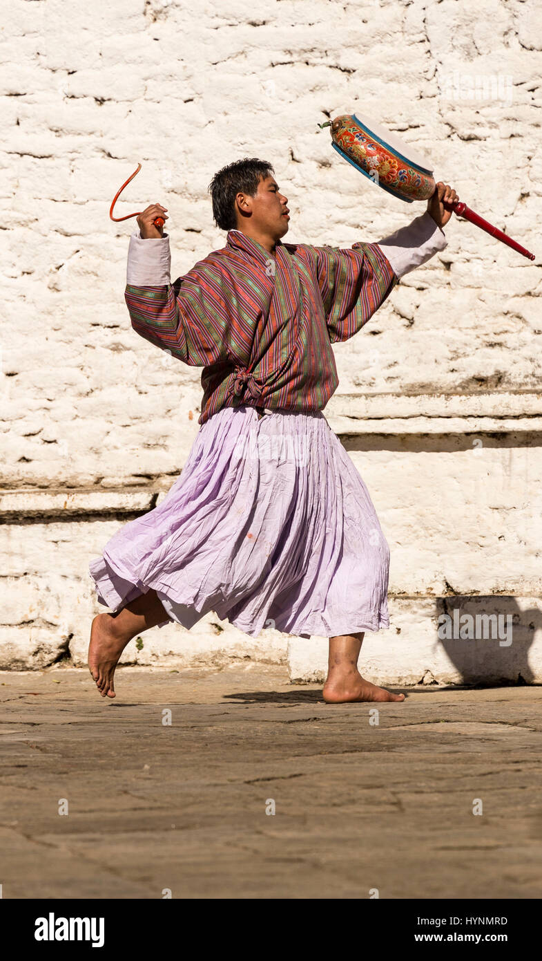 Bhutanesi monaco buddista dancing in costume tradizionale Foto Stock