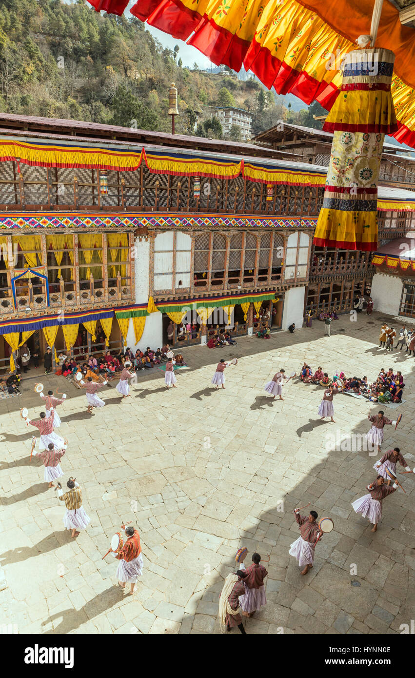 Balli tradizionali durante l'annuale festival Tshechu in Bhutan Foto Stock
