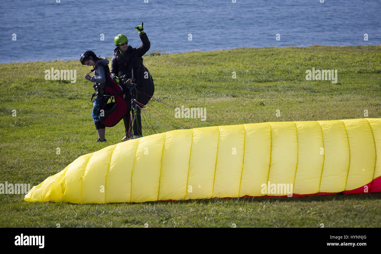 San Diego, California, USA. 4 apr, 2017. Un istruttore segnali dopo lo sbarco con uno studente in una corsa in tandem a Torrey Pines Gliderport a San Diego, California. Le scogliere a nord di La Jolla sono la casa di regolari e costanti brezze che hanno reso questo sito popolare tra aviatori per quasi 100 anni. Credito: David Poller ZUMA/filo/Alamy Live News Foto Stock