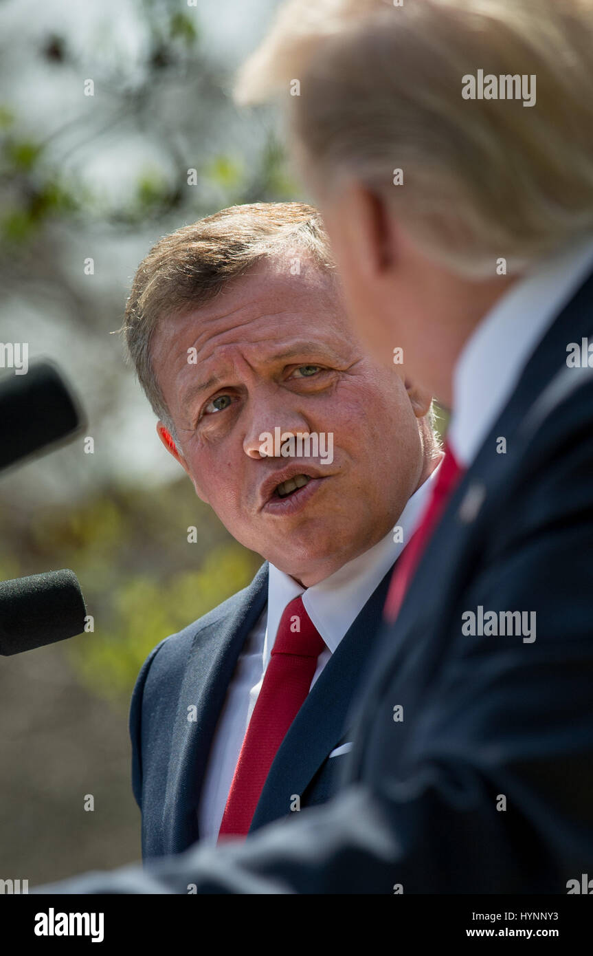 Washington, Distretto di Columbia, il Distretto di Columbia, Stati Uniti d'America. 5 apr, 2017. Stati Uniti Presidente Donald Trump e Jordan King Abdullah II tenere una conferenza stampa congiunta nel Giardino delle Rose della Casa bianca Casa Bianca di Washington, DC Credito: Ken Cedeño/ZUMA filo/Alamy Live News Foto Stock