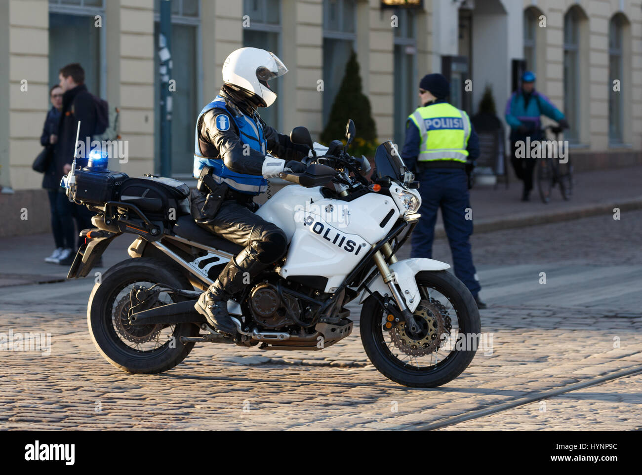 Helsinki, Finlandia. 5 Aprile, 2017. Motociclo poliziotto assicura la sicurezza del Presidente Xi Jinping Credito: Hannu Mononen/Alamy Live News Foto Stock