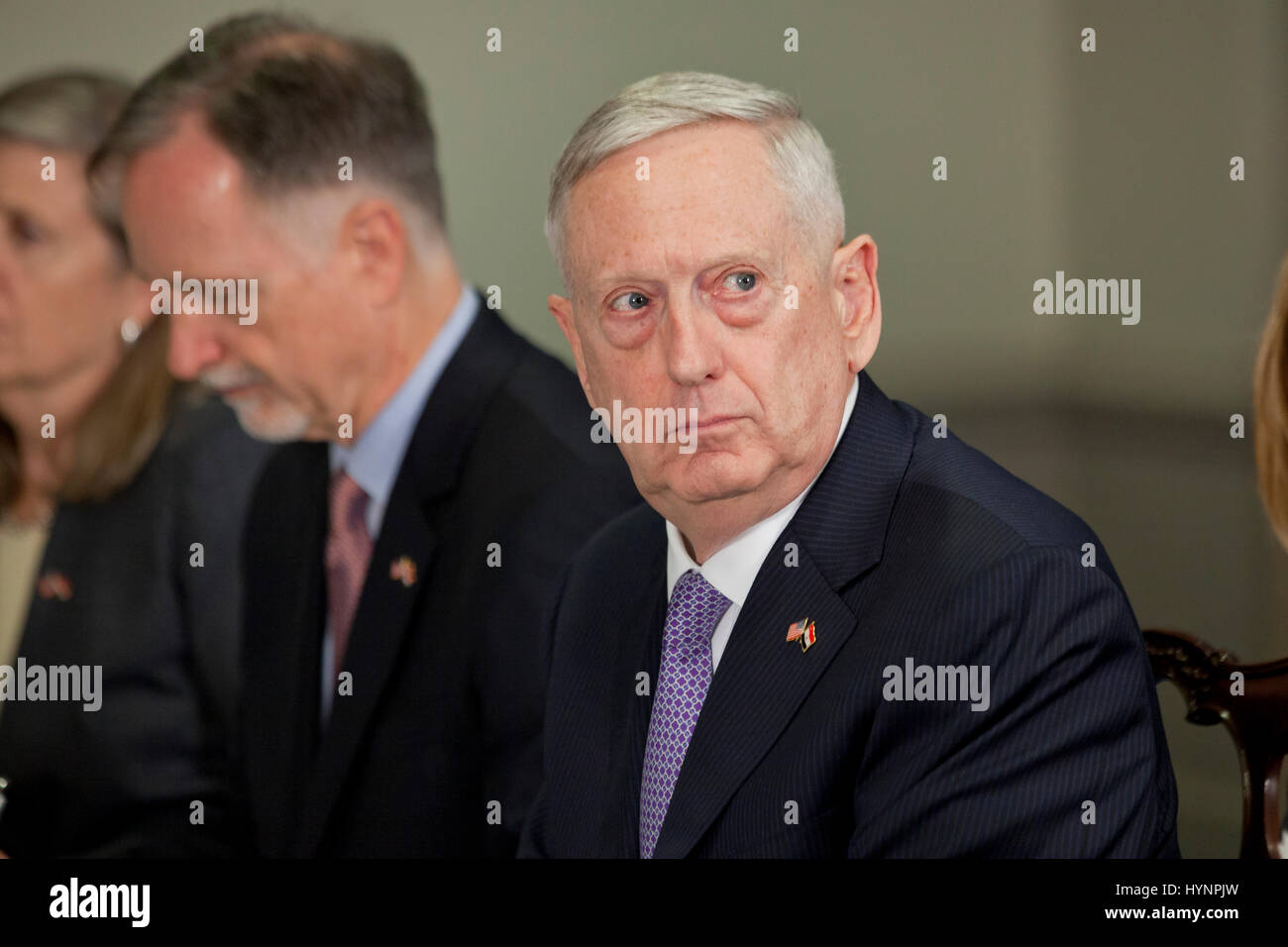 Aprile 05, 2017, Washington DC USA: il Segretario della Difesa Jim Mattis si compiace dell'Egitto presidente, Sua Eccellenza Abdel Fattah el-Sisi, al Pentagono.Credit: B Christopher/Alamy Live News Foto Stock