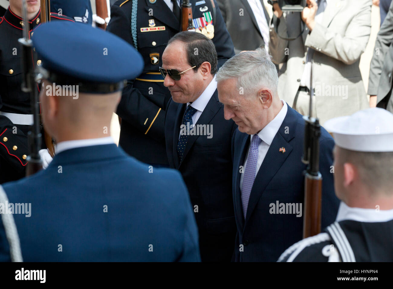 Aprile 05, 2017, Washington DC USA: il Segretario della Difesa Jim Mattis si compiace dell'Egitto presidente, Sua Eccellenza Abdel Fattah el-Sisi, al Pentagono.Credit: B Christopher/Alamy Live News Foto Stock