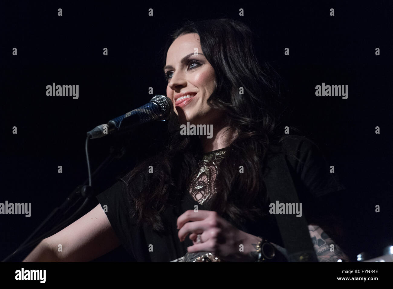 Edinburgh, Regno Unito. 5 Aprile, 2017. Amy Macdonald esegue sul palco di Usher Hall di Edimburgo, Regno Unito. Roberto Ricciuti/Alamy Live News Foto Stock