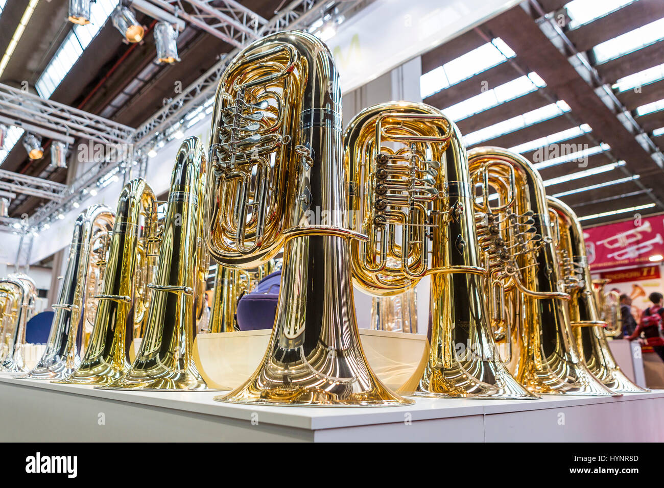 Francoforte sul Meno, Germania. 5 aprile, 2017. tube di ottone miraphone produttore. la Musikmesse di Francoforte è la fiera internazionale per strumenti musicali, foglio di musica, la produzione e la commercializzazione di credito: Christian lademann Foto Stock