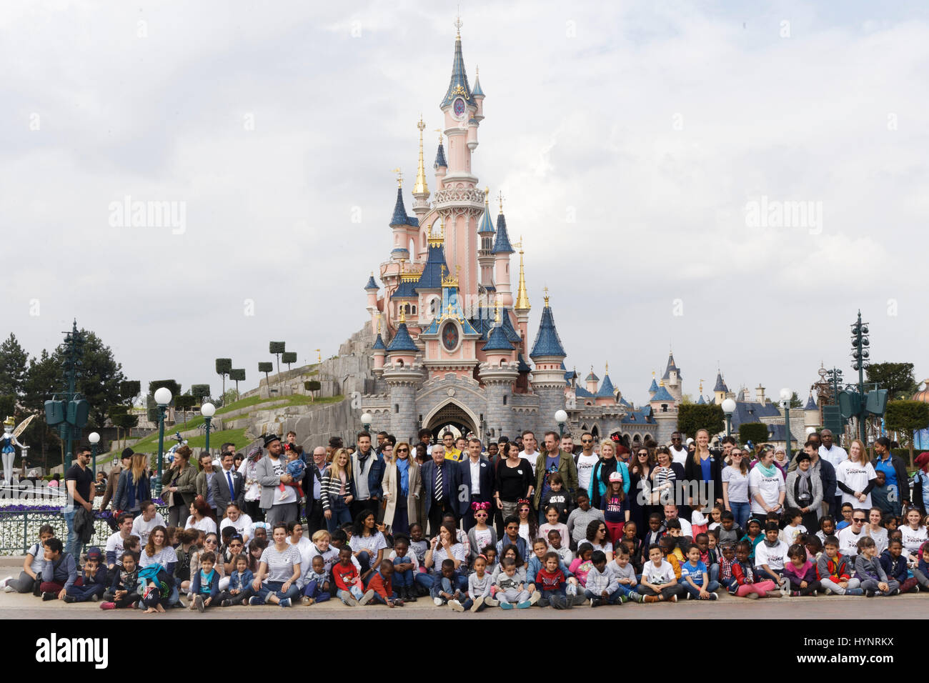 Parigi, Francia. 4 aprile 2017. Il Secours Populaire French celebra i 25 anni di "Copains du Monde" a Disneyland, Chessy, Francia. Foto Stock