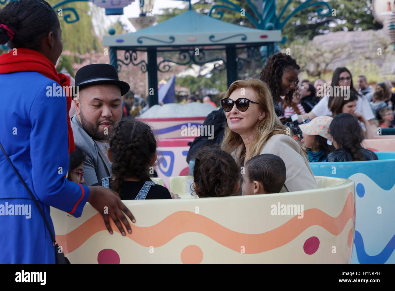 Chessy, Francia. 4 aprile 2017. Valerie Trierweiler e Rafaal Yem frequentano con i bambini l'anniversario dei 25 anni dei "Copains du Monde" di Secours populaire Francais a Disneyland, Chessy, Francia. Foto Stock