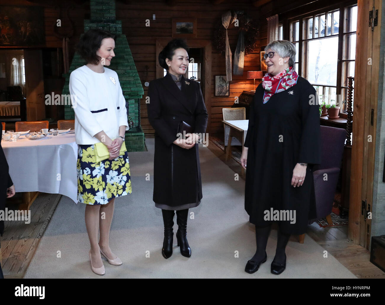 Helsinki, Finlandia. 5 apr, 2017. Peng Liyuan (C), la moglie del Presidente cinese Xi Jinping, visite'Ainola, ex residenza di Jean Sibelius, in Finlandia, 5 aprile 2017. Credito: Xie Huanchi/Xinhua/Alamy Live News Foto Stock