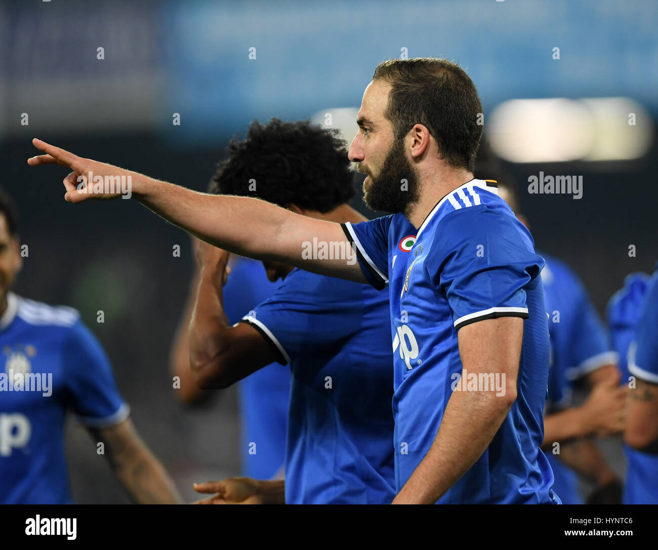 Napoli, Italia. 5 apr, 2017. La Juventus' Gonzalo Higuain festeggia dopo aver segnato il secondo obiettivo durante la Coppa Italia semifinale partita di ritorno in gamba tra Napoli e Juventus a Napoli, Italia, Aprile 5, 2017. Credito: Alberto Lingria/Xinhua/Alamy Live News Foto Stock