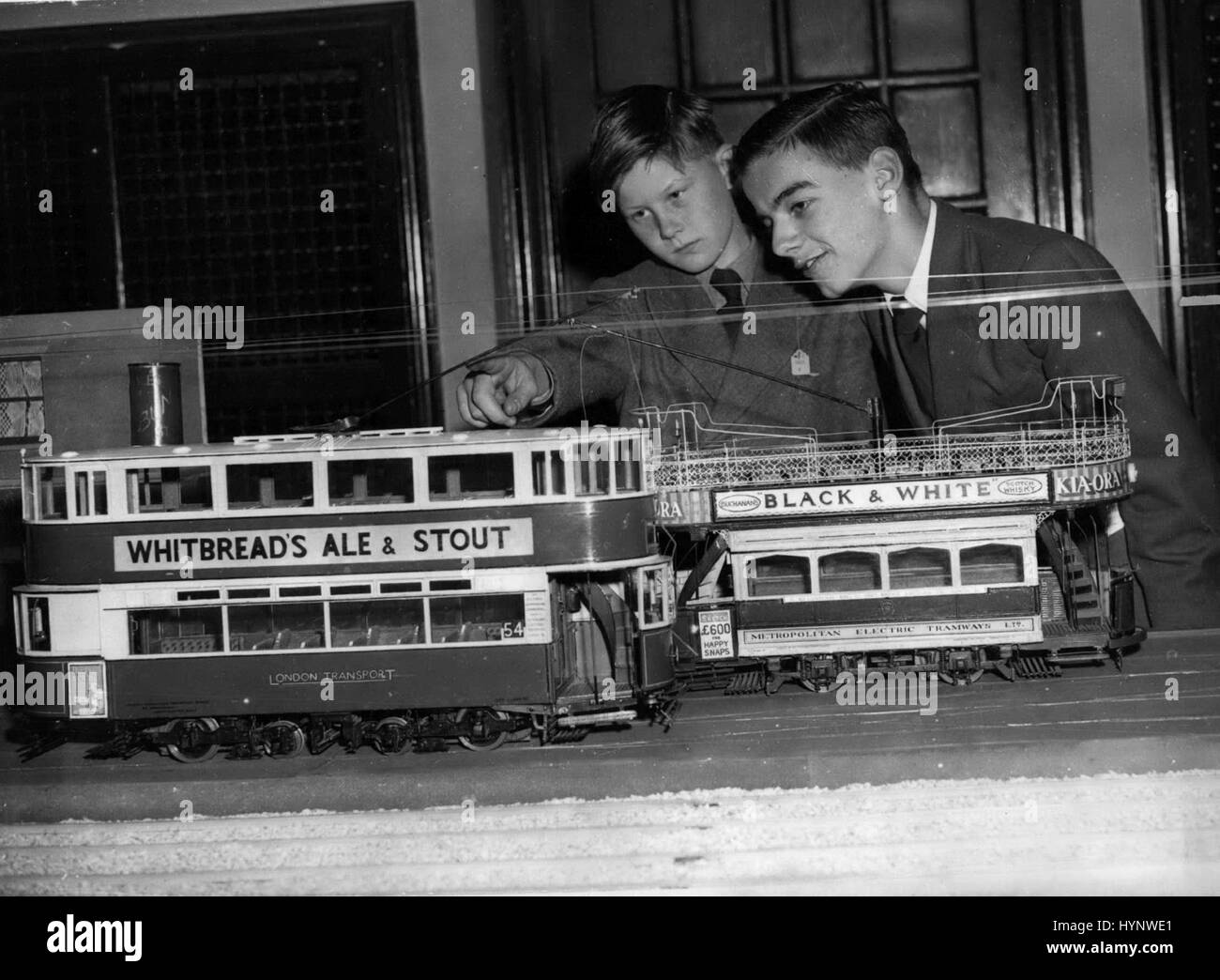 Apr. 04, 1957 - Apertura del modello ferroviario Antica Fiera Tram.: Clive Ewen (10) di Crowthorn, Berks - e Reginald Davis (14) di Streatham - ammirando i modelli di (sinistra) a Londra Trasporti Tram - e sulla destra un antico Metropolitan tram elettrico - presso la stazione ferroviaria di modello mostra che si terrà presso il salone centrale di Westminster. (Credito Immagine: © Keystone Press Agency/Keystone USA via ZUMAPRESS.com) Foto Stock