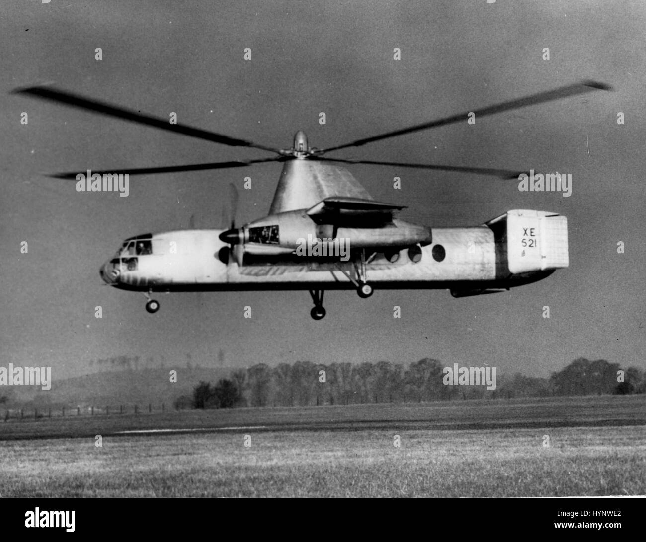 Nov. 11, 1957 - Il Fairey Rotodyne prende il largo su test. La Gran Bretagna è più rivoluzionario velivolo.: detto di essere il più grande - e più rivoluzionario elicottero nel paese - il 40-50 Fairey Rotodyne; ha effettuato il suo primo volo a White Waltham, vicino a Maidenhead, oggi. Essa è stata pilotata da SQD. LDR. Ronald Gellatly a 36 anno vecchio Nuovo Zealander. Il Potodyne è un aereo di linea che vola in verticale come un elicottero e avanti come un aeroplano onthodox. Esso ha un cortocircuito tozze ali - e due jet prop engineswhich dave in avanti a circa 180.m.p.h. Tre vetture su essere piegata dentro la sua fusoliera. La macchina costa un Foto Stock