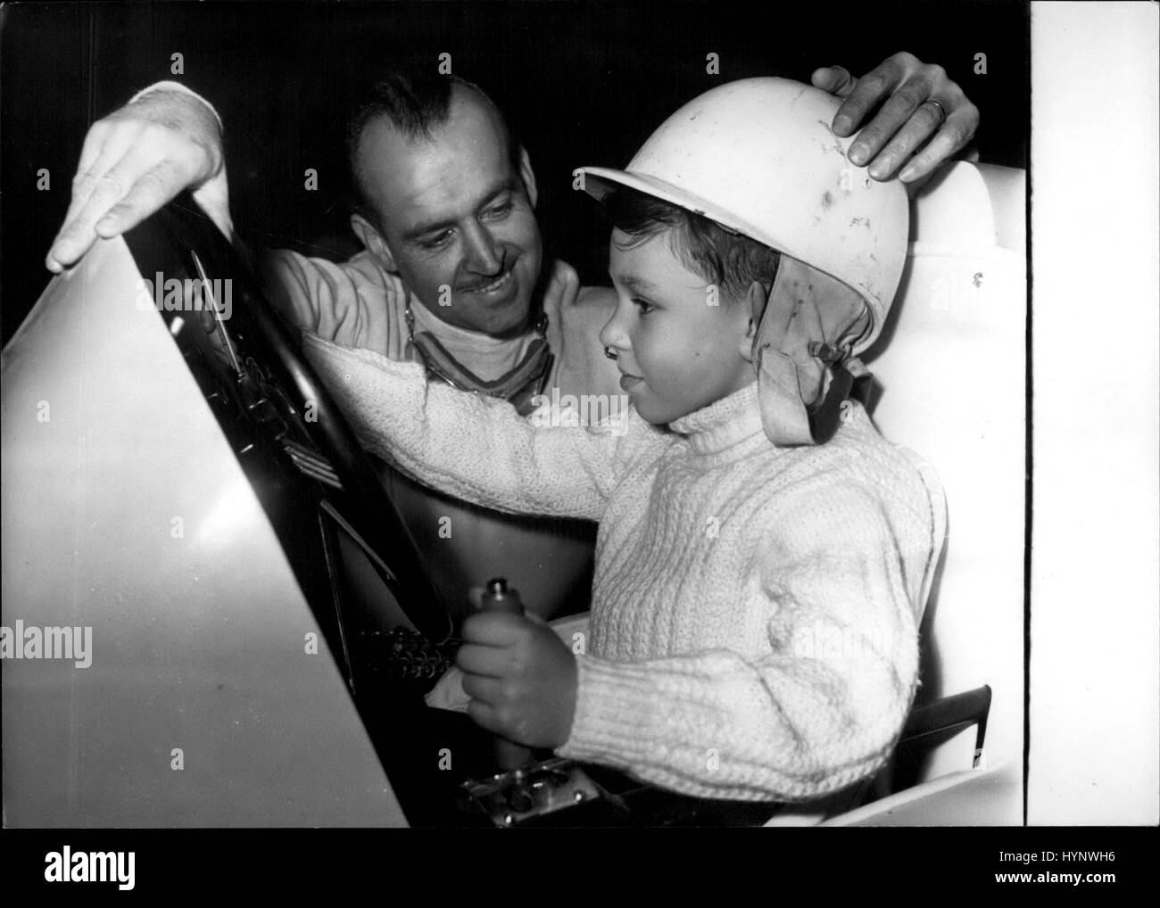 Apr. 04, 1958 - Racing Ace e appassionato di giovanile: il primo test viene eseguito di ''Micromits'', la Midget Racing Cars, ha avuto luogo presso il Palais des Sports, Parigi, oggi. La prima gara si terrà il 23 aprile. Mostra fotografica di Maurice Trintignant, il famoso corridore francese, per spiegare il funzionamento del Midget auto per un giovane appassionato. (Credito Immagine: © Keystone Press Agency/Keystone USA via ZUMAPRESS.com) Foto Stock