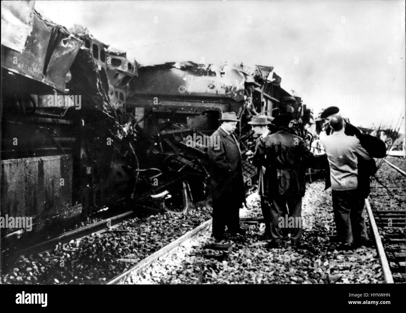 Mar 03, 1959 - 2 morti e 15 feriti in treno Bordeaux-Riviera Crash. Il francese Express, Bordeaux-Riviera eseguire fuori pista vicino a Montpellier la scorsa notte. Due persone sono state uccise e 15 ferite. O.P.:- una vista del treno dopo il crash. (Credito Immagine: © Keystone Press Agency/Keystone USA via ZUMAPRESS.com) Foto Stock