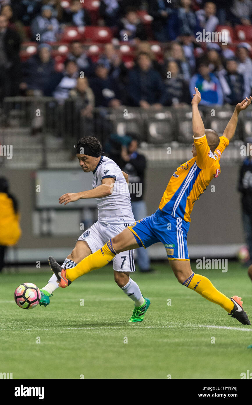 Vancouver, Canada. 5 apr, 2017. Jorge Torres Nilo (6) di Tigres UANL, cercando di smettere di Christian Bolanos (7) di Vancouver Whitecaps di prendere un tiro in porta. Tigres sconfitta Whitecaps 2-1.Concacaf semifinali, Vancouver Whitecaps vs Tigres UANL, BC Place Stadium. Credito: Gerry Rousseau/Alamy Live News Foto Stock