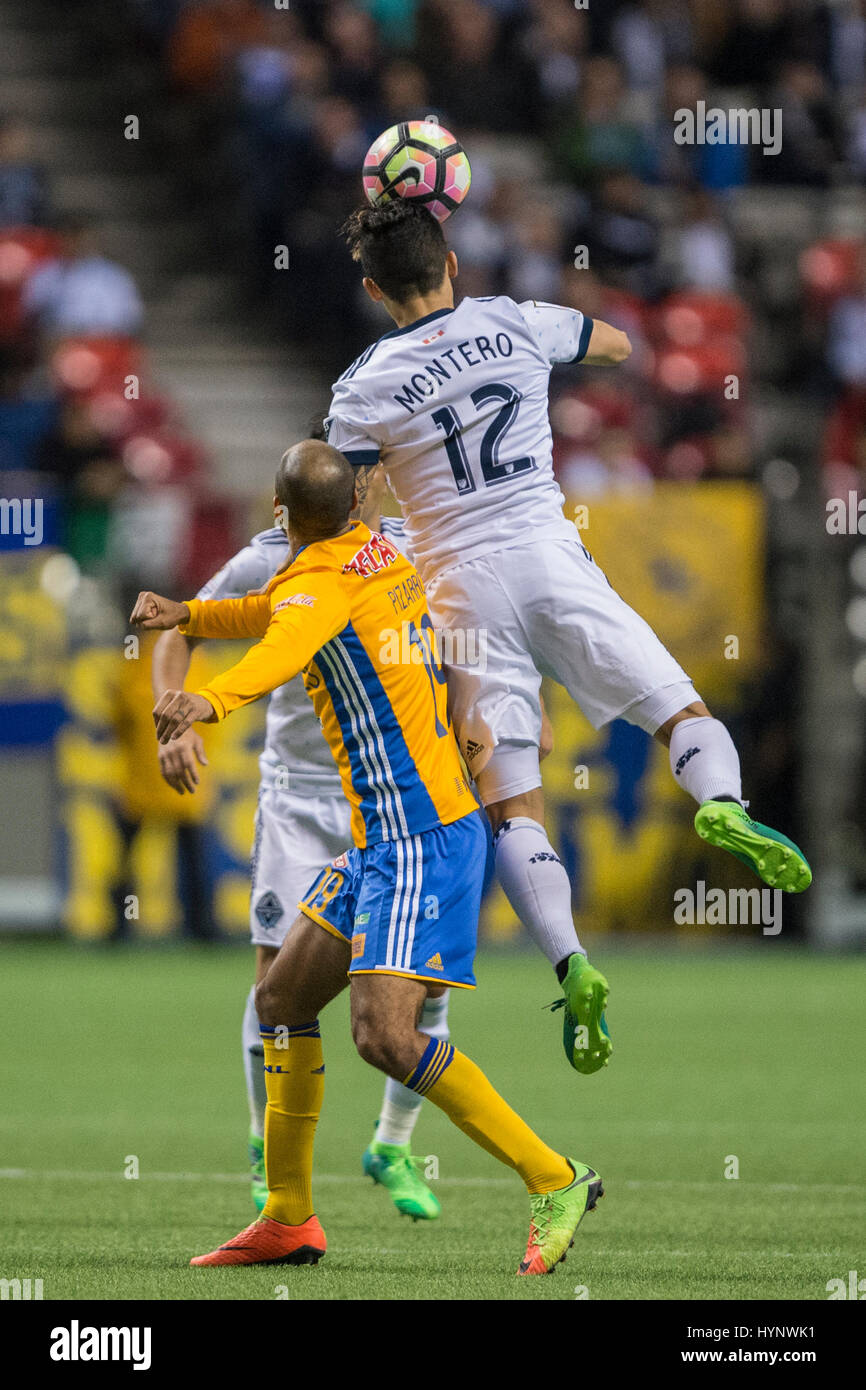 Vancouver, Canada. 5 apr, 2017. Fredy Montero (12) di Vancouver Whitecaps voce la palla. Tigres sconfitta Whitecaps 2-1.Concacaf semifinali, Vancouver Whitecaps vs Tigres UANL, BC Place Stadium. Credito: Gerry Rousseau/Alamy Live News Foto Stock