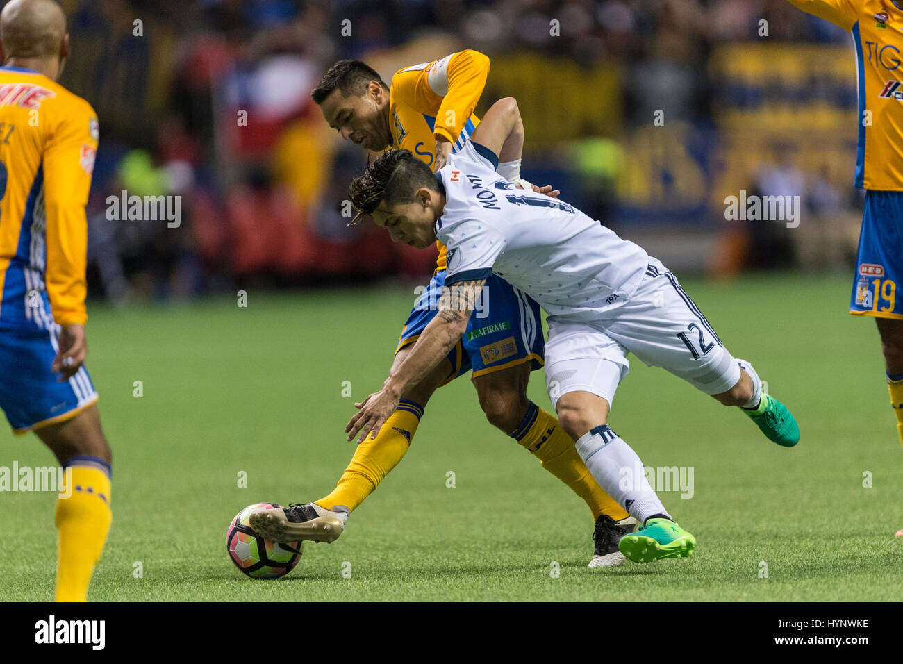 Vancouver, Canada. 5 apr, 2017. Fredy Montero (12) di Vancouver Whitecaps lottando per prendere la palla lontano da Juninho (3) di Tigres UANL. Tigres sconfitta Whitecaps 2-1. Concacaf semifinali, Vancouver Whitecaps vs Tigres UANL, BC Place Stadium. Credito: Gerry Rousseau/Alamy Live News Foto Stock